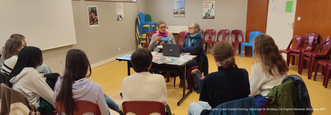 Groupe de jeunes filles qui échangent avec deux intervenantes