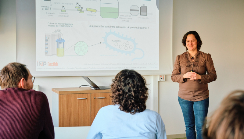 enstbb_formation_continue_biotechnologies_bioproduction_parcours_certification_2025.jpg